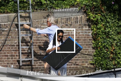Amsterdam 11 augustus 2024
Jort Kelder en (een) vriendin op zijn sloep op de grachten van Amsterdam op mooie zonnige zondagmiddag . Ze varen naar zijn huis / appartement in omgeving Artis.