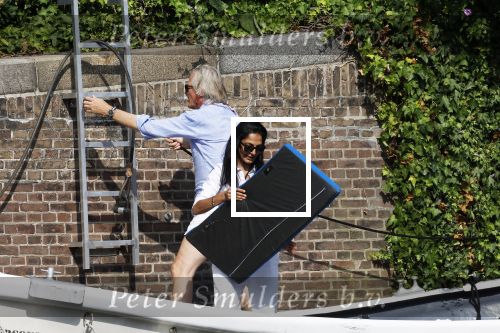 Amsterdam 11 augustus 2024
Jort Kelder en (een) vriendin op zijn sloep op de grachten van Amsterdam op mooie zonnige zondagmiddag . Ze varen naar zijn huis / appartement in omgeving Artis.