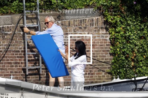 Amsterdam 11 augustus 2024
Jort Kelder en (een) vriendin op zijn sloep op de grachten van Amsterdam op mooie zonnige zondagmiddag . Ze varen naar zijn huis / appartement in omgeving Artis.
