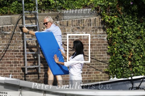 Amsterdam 11 augustus 2024
Jort Kelder en (een) vriendin op zijn sloep op de grachten van Amsterdam op mooie zonnige zondagmiddag . Ze varen naar zijn huis / appartement in omgeving Artis.