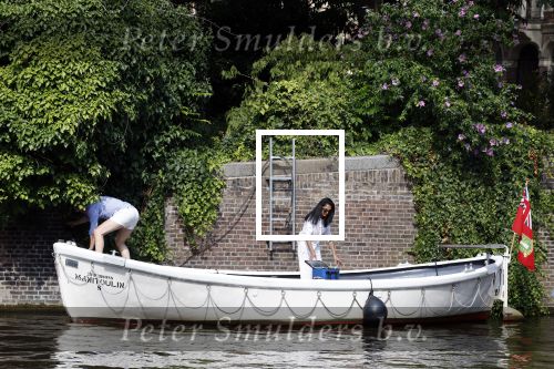 Amsterdam 11 augustus 2024
Jort Kelder en (een) vriendin op zijn sloep op de grachten van Amsterdam op mooie zonnige zondagmiddag . Ze varen naar zijn huis / appartement in omgeving Artis.