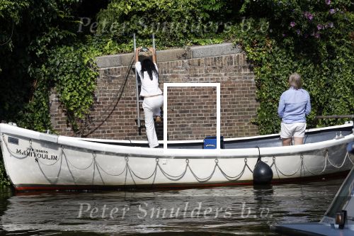 Amsterdam 11 augustus 2024
Jort Kelder en (een) vriendin op zijn sloep op de grachten van Amsterdam op mooie zonnige zondagmiddag . Ze varen naar zijn huis / appartement in omgeving Artis.