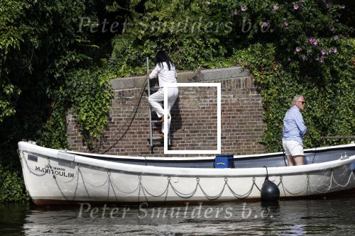 Amsterdam 11 augustus 2024
Jort Kelder en (een) vriendin op zijn sloep op de grachten van Amsterdam op mooie zonnige zondagmiddag . Ze varen naar zijn huis / appartement in omgeving Artis.
