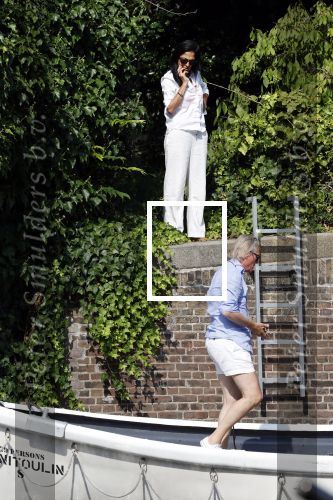 Amsterdam 11 augustus 2024
Jort Kelder en (een) vriendin op zijn sloep op de grachten van Amsterdam op mooie zonnige zondagmiddag . Ze varen naar zijn huis / appartement in omgeving Artis.