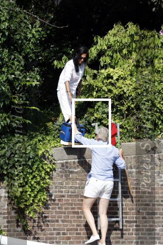 Amsterdam 11 augustus 2024
Jort Kelder en (een) vriendin op zijn sloep op de grachten van Amsterdam op mooie zonnige zondagmiddag . Ze varen naar zijn huis / appartement in omgeving Artis.
