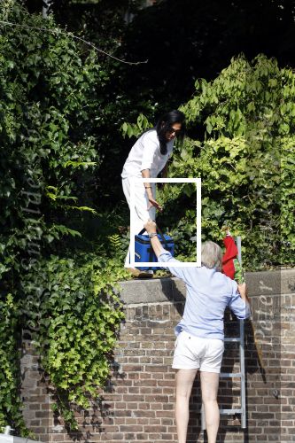 Amsterdam 11 augustus 2024
Jort Kelder en (een) vriendin op zijn sloep op de grachten van Amsterdam op mooie zonnige zondagmiddag . Ze varen naar zijn huis / appartement in omgeving Artis.