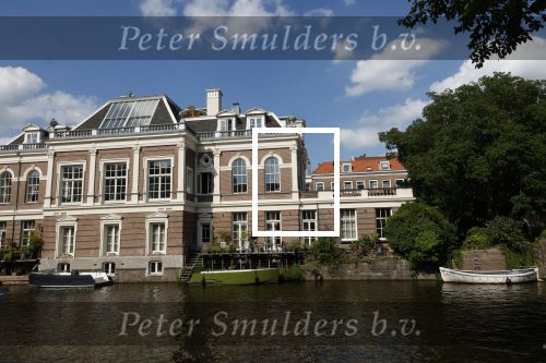 Amsterdam 11 augustus 2024
Jort Kelder en (een) vriendin op zijn sloep op de grachten van Amsterdam op mooie zonnige zondagmiddag . Ze varen naar zijn huis / appartement in omgeving Artis.