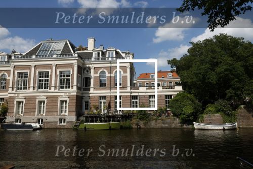 Amsterdam 11 augustus 2024
Jort Kelder en (een) vriendin op zijn sloep op de grachten van Amsterdam op mooie zonnige zondagmiddag . Ze varen naar zijn huis / appartement in omgeving Artis.