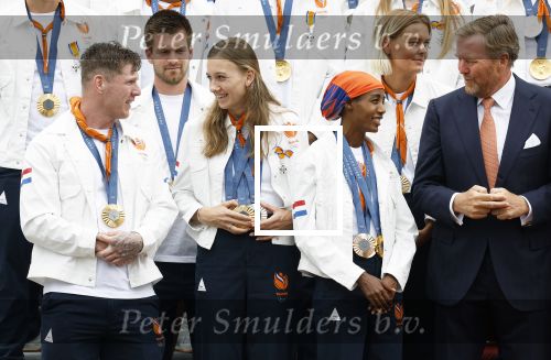 Den Haag 13 augustus 2024
Alle medaillewinnaars bij de olympische spelen op bezoek bij Koning Willem Alexander en Koningin Maxima op huis ten Bosch . oa aanwezig Femke Bol Sifan hassan Harrie Lavreysen Sharon v Rouwendaal Worthy de Jong Marit Bouwmeester Roy v d Berg de Hockey heren de hockey dames en alle roeiers.