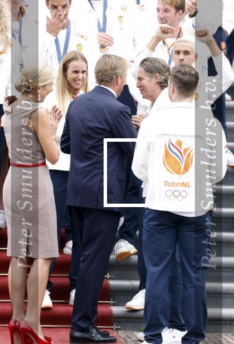 Den Haag 13 augustus 2024
Alle medaillewinnaars bij de olympische spelen op bezoek bij Koning Willem Alexander en Koningin Maxima op huis ten Bosch . oa aanwezig Femke Bol Sifan hassan Harrie Lavreysen Sharon v Rouwendaal Worthy de Jong Marit Bouwmeester Roy v d Berg de Hockey heren de hockey dames en alle roeiers.. Pieter v d Hoogenband
