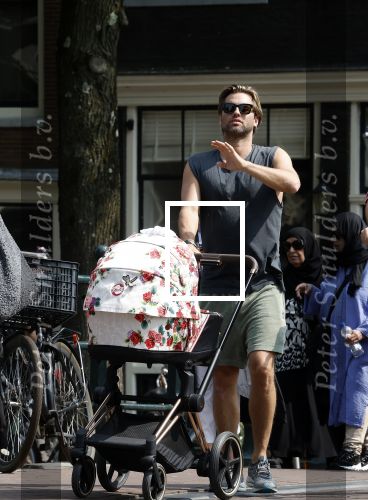 Amsterdam 17 augustus 2024
Acteur Manuel Broekman is vader geworden en loopt achter de kinderwagen in het cntrum van Amsterdam. Zijn vriendin Adriana Mosk komt net aanlopen