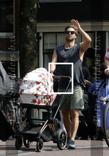 Amsterdam 17 augustus 2024
Acteur Manuel Broekman is vader geworden en loopt achter de kinderwagen in het cntrum van Amsterdam. Zijn vriendin Adriana Mosk komt net aanlopen