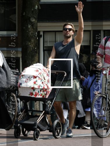 Amsterdam 17 augustus 2024
Acteur Manuel Broekman is vader geworden en loopt achter de kinderwagen in het cntrum van Amsterdam. Zijn vriendin Adriana Mosk komt net aanlopen