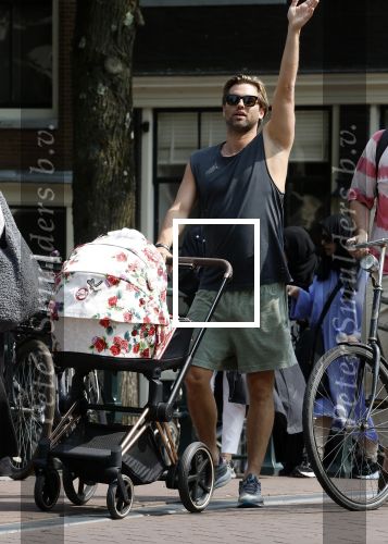 Amsterdam 17 augustus 2024
Acteur Manuel Broekman is vader geworden en loopt achter de kinderwagen in het cntrum van Amsterdam. Zijn vriendin Adriana Mosk komt net aanlopen