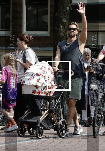 Amsterdam 17 augustus 2024
Acteur Manuel Broekman is vader geworden en loopt achter de kinderwagen in het cntrum van Amsterdam. Zijn vriendin Adriana Mosk komt net aanlopen