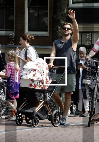 Amsterdam 17 augustus 2024
Acteur Manuel Broekman is vader geworden en loopt achter de kinderwagen in het cntrum van Amsterdam. Zijn vriendin Adriana Mosk komt net aanlopen