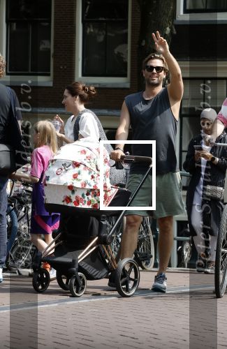 Amsterdam 17 augustus 2024
Acteur Manuel Broekman is vader geworden en loopt achter de kinderwagen in het cntrum van Amsterdam. Zijn vriendin Adriana Mosk komt net aanlopen