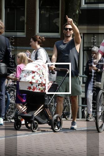 Amsterdam 17 augustus 2024
Acteur Manuel Broekman is vader geworden en loopt achter de kinderwagen in het cntrum van Amsterdam. Zijn vriendin Adriana Mosk komt net aanlopen