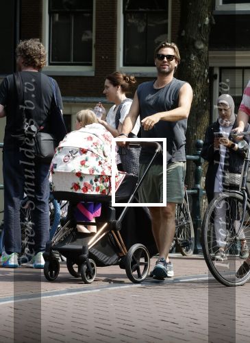 Amsterdam 17 augustus 2024
Acteur Manuel Broekman is vader geworden en loopt achter de kinderwagen in het cntrum van Amsterdam. Zijn vriendin Adriana Mosk komt net aanlopen