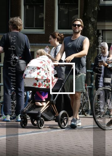 Amsterdam 17 augustus 2024
Acteur Manuel Broekman is vader geworden en loopt achter de kinderwagen in het cntrum van Amsterdam. Zijn vriendin Adriana Mosk komt net aanlopen