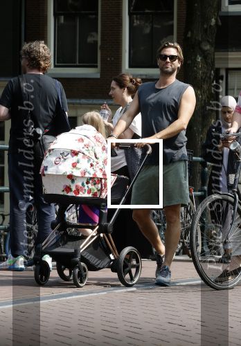 Amsterdam 17 augustus 2024
Acteur Manuel Broekman is vader geworden en loopt achter de kinderwagen in het cntrum van Amsterdam. Zijn vriendin Adriana Mosk komt net aanlopen