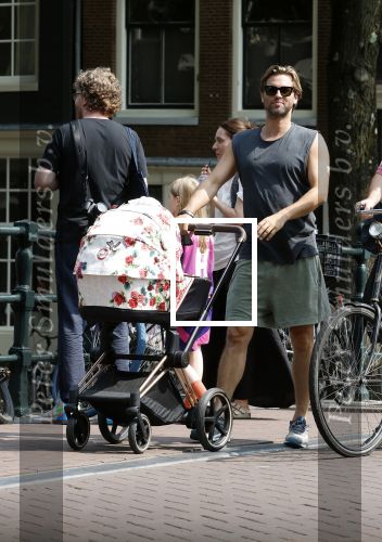 Amsterdam 17 augustus 2024
Acteur Manuel Broekman is vader geworden en loopt achter de kinderwagen in het cntrum van Amsterdam. Zijn vriendin Adriana Mosk komt net aanlopen