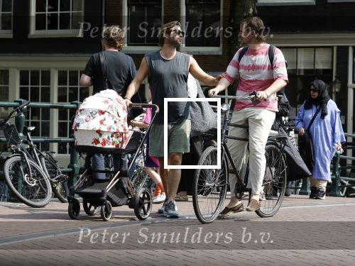 Amsterdam 17 augustus 2024
Acteur Manuel Broekman is vader geworden en loopt achter de kinderwagen in het cntrum van Amsterdam. Zijn vriendin Adriana Mosk komt net aanlopen