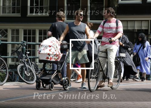 Amsterdam 17 augustus 2024
Acteur Manuel Broekman is vader geworden en loopt achter de kinderwagen in het cntrum van Amsterdam. Zijn vriendin Adriana Mosk komt net aanlopen