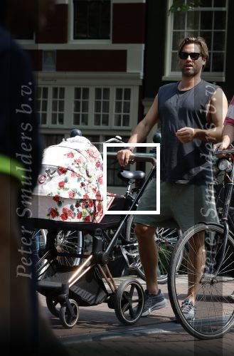 Amsterdam 17 augustus 2024
Acteur Manuel Broekman is vader geworden en loopt achter de kinderwagen in het cntrum van Amsterdam. Zijn vriendin Adriana Mosk komt net aanlopen