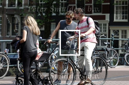 Amsterdam 17 augustus 2024
Acteur Manuel Broekman is vader geworden en loopt achter de kinderwagen in het cntrum van Amsterdam. Zijn vriendin Adriana Mosk komt net aanlopen