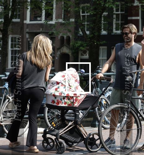 Amsterdam 17 augustus 2024
Acteur Manuel Broekman is vader geworden en loopt achter de kinderwagen in het cntrum van Amsterdam. Zijn vriendin Adriana Mosk komt net aanlopen