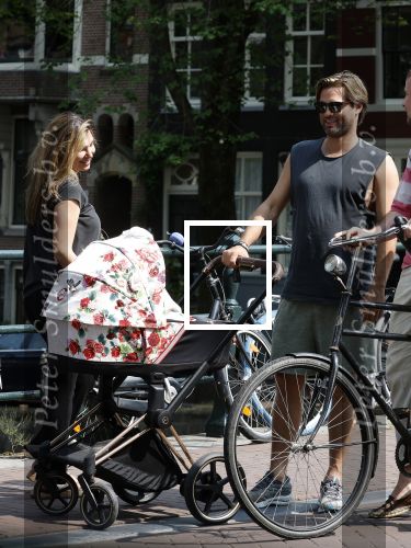 Amsterdam 17 augustus 2024
Acteur Manuel Broekman is vader geworden en loopt achter de kinderwagen in het cntrum van Amsterdam. Zijn vriendin Adriana Mosk komt net aanlopen