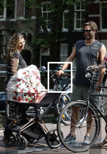 Amsterdam 17 augustus 2024
Acteur Manuel Broekman is vader geworden en loopt achter de kinderwagen in het cntrum van Amsterdam. Zijn vriendin Adriana Mosk komt net aanlopen