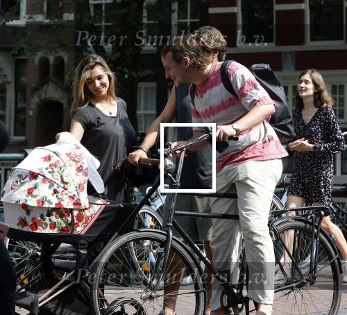 Amsterdam 17 augustus 2024
Acteur Manuel Broekman is vader geworden en loopt achter de kinderwagen in het cntrum van Amsterdam. Zijn vriendin Adriana Mosk komt net aanlopen