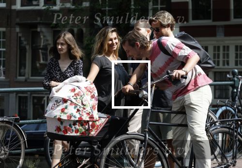 Amsterdam 17 augustus 2024
Acteur Manuel Broekman is vader geworden en loopt achter de kinderwagen in het cntrum van Amsterdam. Zijn vriendin Adriana Mosk komt net aanlopen