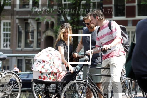 Amsterdam 17 augustus 2024
Acteur Manuel Broekman is vader geworden en loopt achter de kinderwagen in het cntrum van Amsterdam. Zijn vriendin Adriana Mosk komt net aanlopen