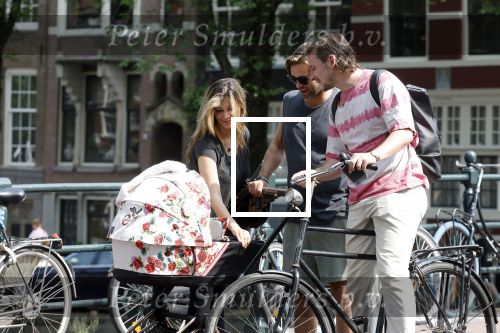 Amsterdam 17 augustus 2024
Acteur Manuel Broekman is vader geworden en loopt achter de kinderwagen in het cntrum van Amsterdam. Zijn vriendin Adriana Mosk komt net aanlopen