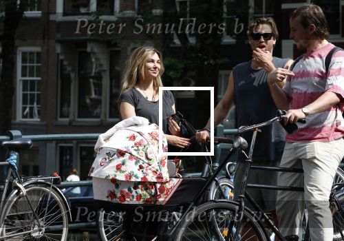 Amsterdam 17 augustus 2024
Acteur Manuel Broekman is vader geworden en loopt achter de kinderwagen in het cntrum van Amsterdam. Zijn vriendin Adriana Mosk komt net aanlopen