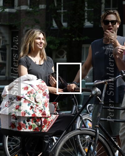 Amsterdam 17 augustus 2024
Acteur Manuel Broekman is vader geworden en loopt achter de kinderwagen in het cntrum van Amsterdam. Zijn vriendin Adriana Mosk komt net aanlopen