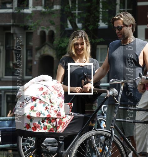 Amsterdam 17 augustus 2024
Acteur Manuel Broekman is vader geworden en loopt achter de kinderwagen in het cntrum van Amsterdam. Zijn vriendin Adriana Mosk komt net aanlopen