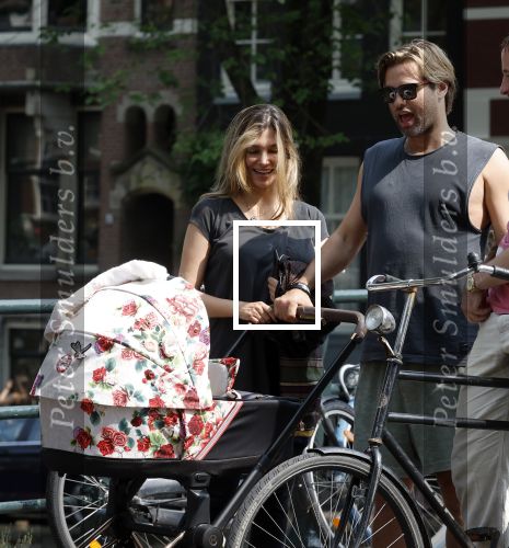 Amsterdam 17 augustus 2024
Acteur Manuel Broekman is vader geworden en loopt achter de kinderwagen in het cntrum van Amsterdam. Zijn vriendin Adriana Mosk komt net aanlopen