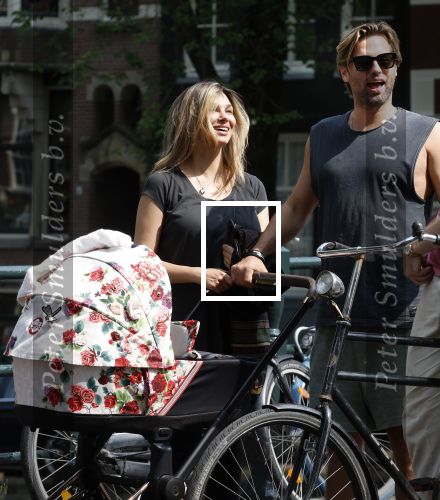 Amsterdam 17 augustus 2024
Acteur Manuel Broekman is vader geworden en loopt achter de kinderwagen in het cntrum van Amsterdam. Zijn vriendin Adriana Mosk komt net aanlopen