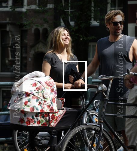 Amsterdam 17 augustus 2024
Acteur Manuel Broekman is vader geworden en loopt achter de kinderwagen in het cntrum van Amsterdam. Zijn vriendin Adriana Mosk komt net aanlopen