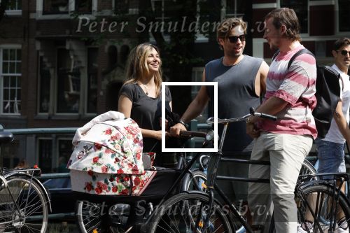 Amsterdam 17 augustus 2024
Acteur Manuel Broekman is vader geworden en loopt achter de kinderwagen in het cntrum van Amsterdam. Zijn vriendin Adriana Mosk komt net aanlopen