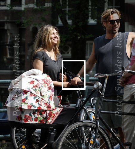 Amsterdam 17 augustus 2024
Acteur Manuel Broekman is vader geworden en loopt achter de kinderwagen in het cntrum van Amsterdam. Zijn vriendin Adriana Mosk komt net aanlopen