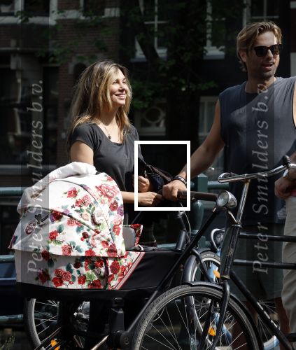 Amsterdam 17 augustus 2024
Acteur Manuel Broekman is vader geworden en loopt achter de kinderwagen in het cntrum van Amsterdam. Zijn vriendin Adriana Mosk komt net aanlopen