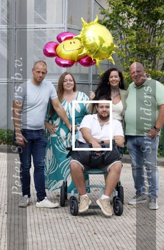 Helmond 30 augustus 2024
Mark Gillis wordt uit het ziekenhuis ontslagen waar hij ruim 9 weken heeft gelegen . Zijn vader Peter Gillis Wendy v Hout en broer Ruud Gillis en zus Inge Gillis halen hem op.