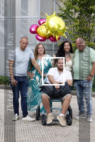 Helmond 30 augustus 2024
Mark Gillis wordt uit het ziekenhuis ontslagen waar hij ruim 9 weken heeft gelegen . Zijn vader Peter Gillis Wendy v Hout en broer Ruud Gillis en zus Inge Gillis halen hem op.