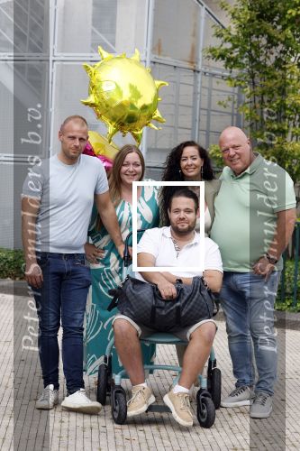 Helmond 30 augustus 2024
Mark Gillis wordt uit het ziekenhuis ontslagen waar hij ruim 9 weken heeft gelegen . Zijn vader Peter Gillis Wendy v Hout en broer Ruud Gillis en zus Inge Gillis halen hem op.