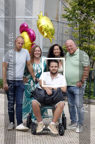 Helmond 30 augustus 2024
Mark Gillis wordt uit het ziekenhuis ontslagen waar hij ruim 9 weken heeft gelegen . Zijn vader Peter Gillis Wendy v Hout en broer Ruud Gillis en zus Inge Gillis halen hem op.